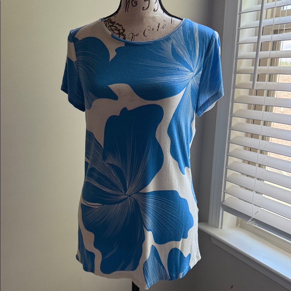 White House Black Market Blue and White Floral Short Sleeve Top